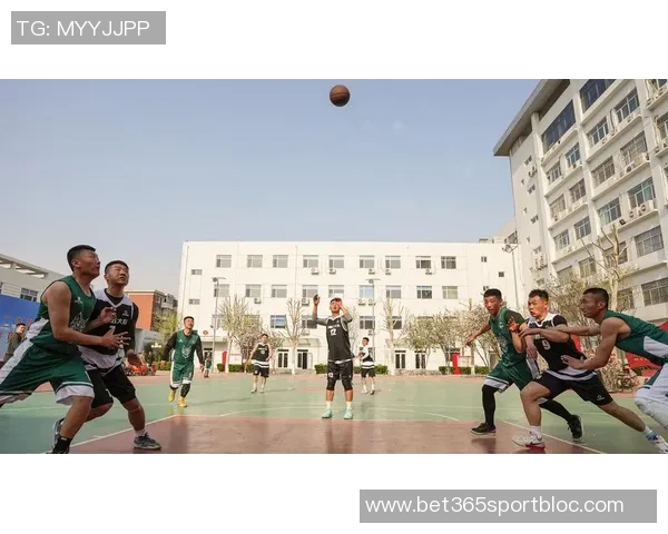 阿德巴约全副武装晒帅照球场缺席也能尽显风采